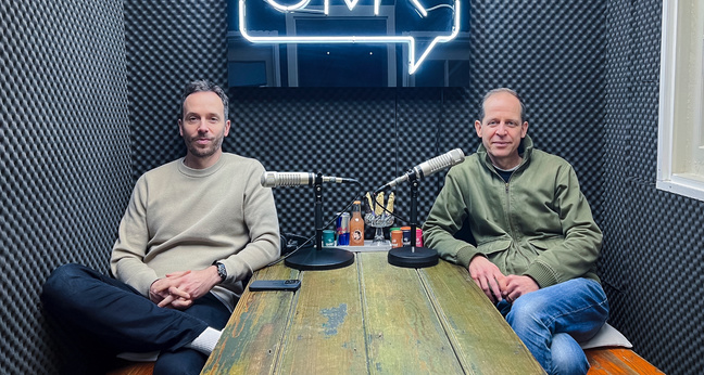 OMR-Gründer Philipp Westermeyer und Autor Stephan Schäfer in der OMR-Kabine