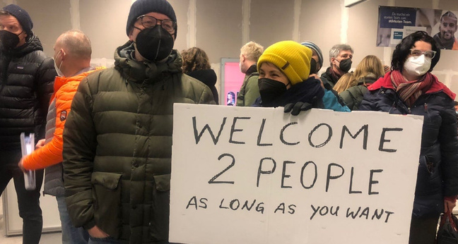 Freiwillige bieten ukrainischen Flüchtlingen am Berliner Hauptbahnhof eine Unterkunft an.
