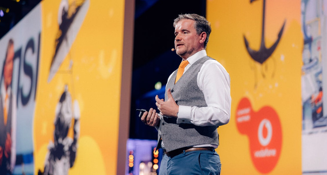 Philipp "Pip" Klöckner war am ersten Tag des OMR Festivals auf der Conference Stage zu Gast. Foto: Hannes Holtermann/OMR