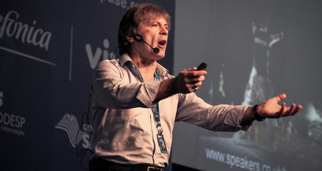 (Bruce Dickinson, Foto: Campus Party Brasil / Flickr / CC BY-NC-ND 2.0)