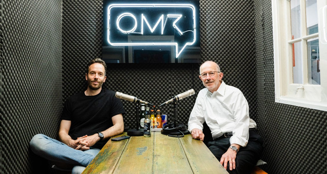 Ludwig von Reiche (rechts) hat Philipp Westermeyer im OMR Studio in Hamburg besucht. Foto: Rikkert Aussems