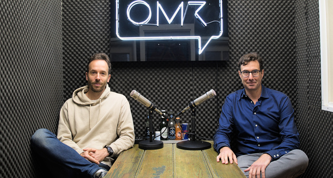 Philipp Westermeyer und Spiegel-Journalist Christoph Scheuermann trafen sich zur Aufnahme in Hamburg. Foto: OMR
