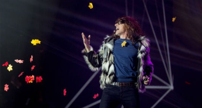 Scott Galloway bei seiner Performance von Adeles "Hello" bei den Online Marketing Rockstars 2016