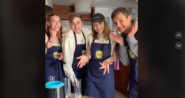 Der Discounter Lidl lässt bei Tiktok verschiedene Creator:innen gemeinsam aus Lidl-Zutaten Getränke mixen. Foto: Screenshot