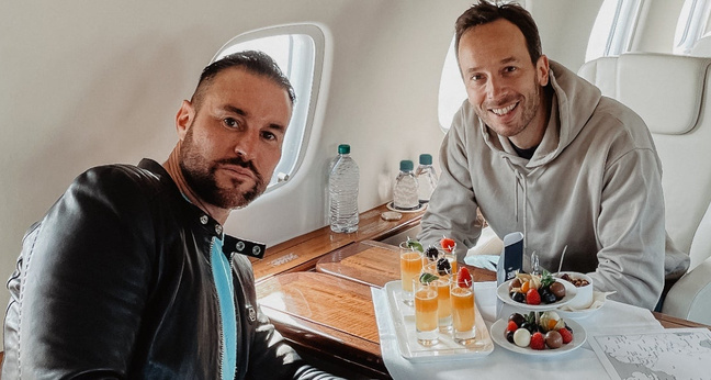 Mode-Designer Philipp Plein und OMR-Gründer Philipp Westermeyer im Privatjet Richtung London. Foto: OMR