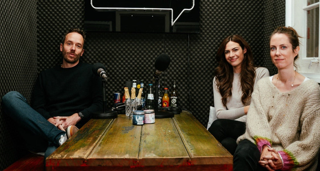 Die Bears-with-Benefits-Gründerinnen Laurence Saunier und Marlena Hien waren bei Philipp Westermeyer zu Gast im Hamburger OMR-Studio (von rechts). Foto: OMR