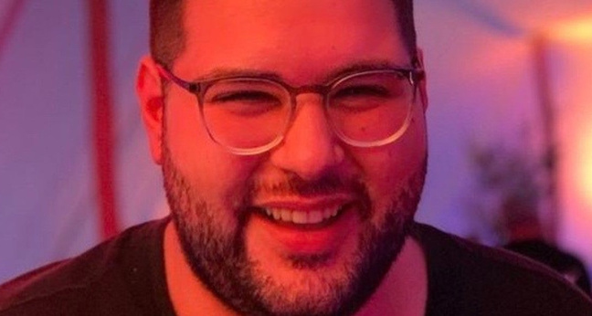 Leon bewertet auf seinem Instagram-Kanal "xskincare" Hautpflege-Produkte