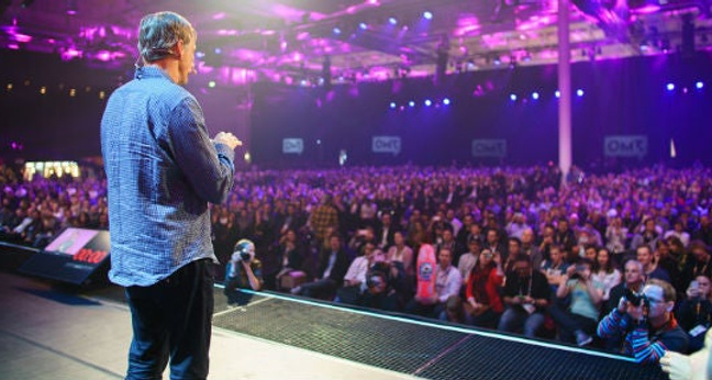 Ton Hawk auf der Rockstars-Bühne bei #OMR16