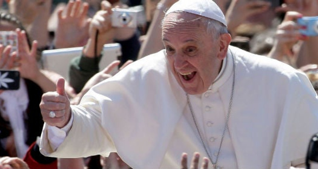 Ob Papst Franziskus sich auch so mit all denen freut, die mit seinem Konterfei Geld machen?