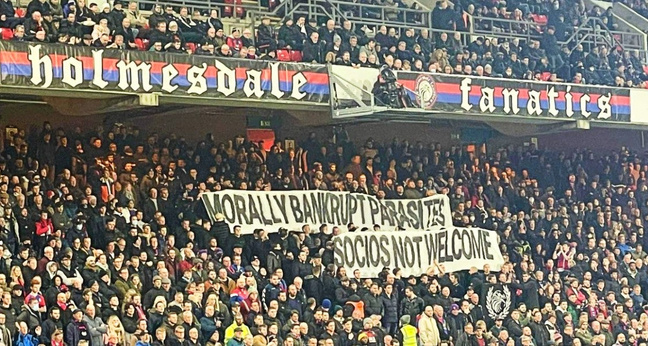Die "Holmesdale Fanatics", eine Ultras-Gruppierung des britischen Erstligisten Crystal Palace, protestiert am 12. Dezember beim Spiel gegen den FC Everton im Stadion gegen die Partnerschaft des Vereins mit der Token-Plattform Socios