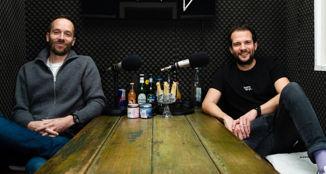 OMR-Gründer Philipp Westermeyer (links) und Hometogo-Gründer Patrick Andrä trafen sich Ende November in Hamburg zur Aufnahme. Foto: OMR