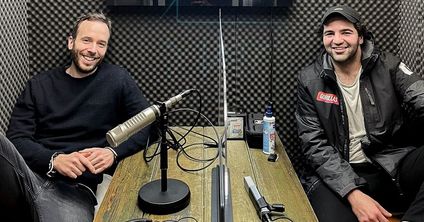 Philipp Westermeyer mit Gorillas-Gründer Kağan Sümer (r.)