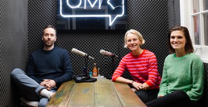 Léa Steinacker und Miriam Meckel (von rechts) trafen sich mit OMR-Gründer Philipp Westermeyer in Hamburg zur Aufnahme. 