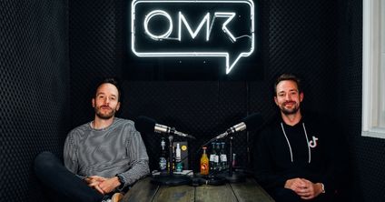 Philipp Westermeyer (links) traf Thomas Wlazik zur Aufnahme in Hamburg. Wlazik ist General Manager Global Business Solutions für Deutschland, Österreich und die Schweiz sowie für die Niederlande und Israel bei Tiktok. Foto: OMR