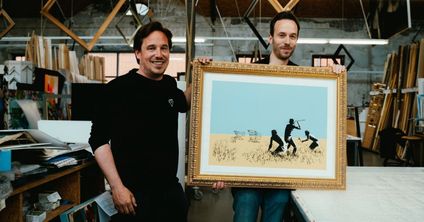 Timeless-Investments-Gründer Jan Karnath und OMR-Gründer Philipp Westermeyer präsentieren ein Bild von Banksy. Foto: OMR