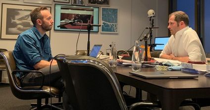 Philipp Westermeyer und "Bild"-Chefredakteur Julian Reichelt bei der Aufnahme für den OMR Podcast