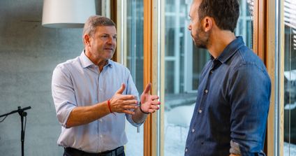 Eurowings-Chef Jens Bischof und OMR-Gründer Philipp Westermeyer bei der Aufnahme in Frankfurt. 