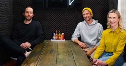 Die Geschwister Anna Weber und Jan Weischer (von rechts) führen gemeinsam Babyone und haben über die Entwicklung bei einer Aufnahme in Hamburg mit OMR-Gründer Philipp Westermeyer gesprochen. Foto: OMR