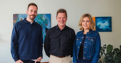 Philipp Westermeyer und Cathrin Gilbert trafen Hans Königsmann (M.) in Berlin.