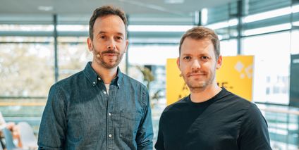 Isar-Aerospace-Gründer Daniel Metzler (r.) und OMR-Gründer Philipp Westermeyer trafen sich auf der "Bits & Pretzels" zur Live-Aufnahme.