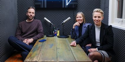 Chiara und Kim-Eva Wempe besuchten Philipp Westermeyer im OMR-Studio (von rechts). Foto: OMR