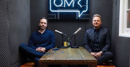 Philipp Westermeyer und Neura-Robotics-Gründer David Reger trafen sich im Dezember zur Aufnahme. Foto: OMR