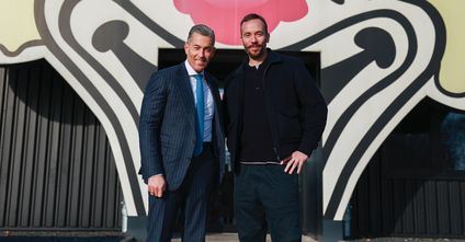 Optik: Mailänder Kaufmann, Business: Kölner Karneval – Philipp Westermeyer (r.) besuchte Deiters-Chef Herbert Geiss in Frechen. Foto: OMR