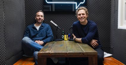 Mal wieder zu Besuch in Hamburg: Scalable-Capital-Gründer Erik Podzuweit (rechts) traf sich mit OMR-Gründer Philipp Westermeyer zur Aufnahme. Foto: OMR
