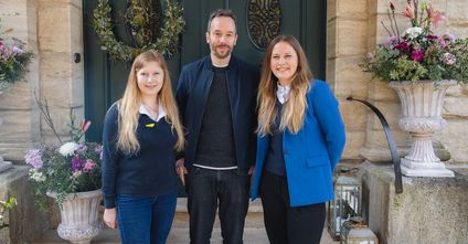 Die Edeka-Unternehmerinnen Marilena und Anna-Katharina Pfeilstetter (von links) trafen sich mit OMR-Gründer Philipp Westermeyer zur Aufnahme. Foto: OMR
