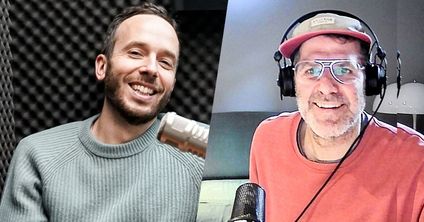 Doppel-Philipp im OMR Podcast: Gastgeber Philipp Westermeyer und remote zugeschaltet Philipp Grütering von Deichkind (r.)