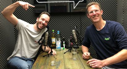 Henning Wiechers von Singleboersen-Vergleich.de (links) gemeinsam mit Philipp Westermeyer im OMR-Podcast-Studio
