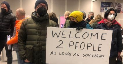 Freiwillige bieten ukrainischen Flüchtlingen am Berliner Hauptbahnhof eine Unterkunft an.