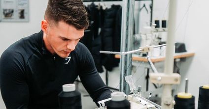 Ben Francis in einer Gymshark-Produktionsstätte