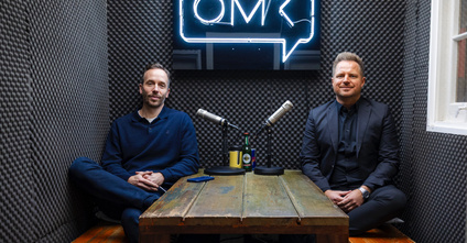 Philipp Westermeyer und Neura-Robotics-Gründer David Reger trafen sich im Dezember zur Aufnahme. Foto: OMR