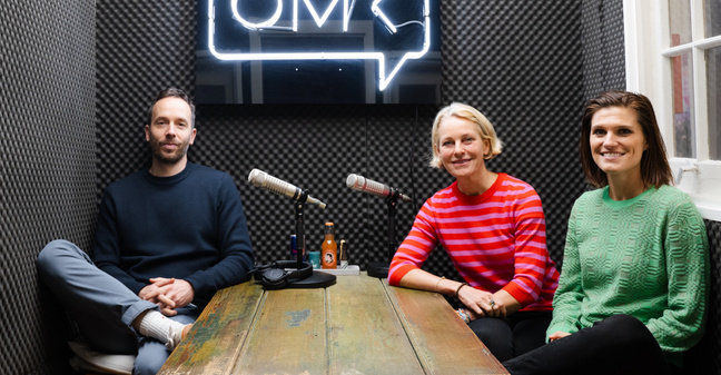 Léa Steinacker und Miriam Meckel (von rechts) trafen sich mit OMR-Gründer Philipp Westermeyer in Hamburg zur Aufnahme. 