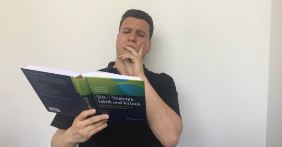 Alle Grundlagen auf einen Blick: Andre Alpar liest in seinem Buch "SEO – Strategie, Taktik und Technik" (Quelle: Andre Alpar) 