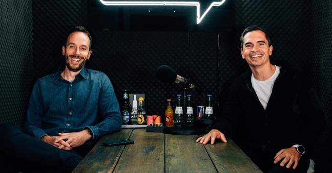 OMR-Gründer Philipp Westermeyer und Tatfix-CEO Martin Ott im Hamburger OMR-Studio. Foto: OMR