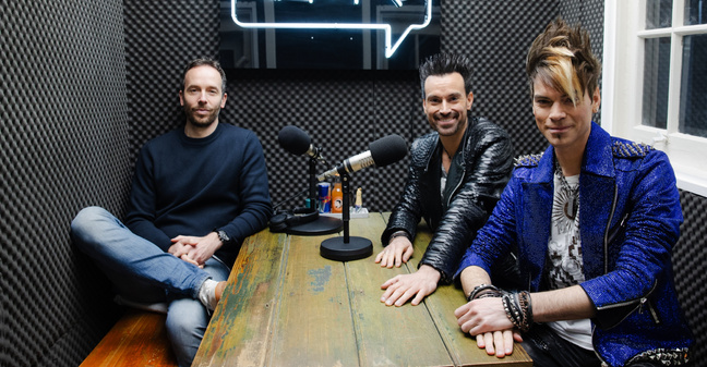 Chris und Andreas Ehrlich besuchten Philipp Westermeyer in den OMR-Studios. 