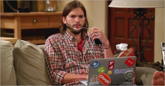 Ashton Kutcher platzierte einige seiner Beteiligungen unbemerkt von den Produzenten in der Serie "Two and a Half Men&quot – durch Aufkleber auf seinem Notebook