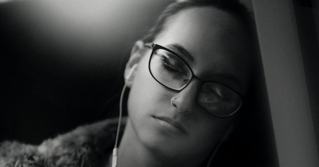 Geräusche hören, um einschlafen zu können: Genau dieses Bedürfnis befriedigen "White Noise"-Podcaster auf Spotify