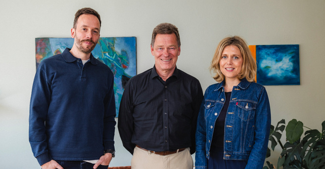 Philipp Westermeyer und Cathrin Gilbert trafen Hans Königsmann (M.) in Berlin.