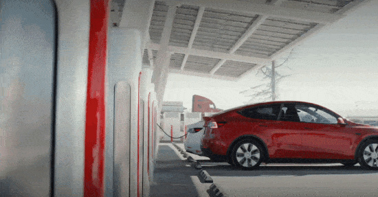 Ein Tesla-Modell an einer Tesla-Ladestation