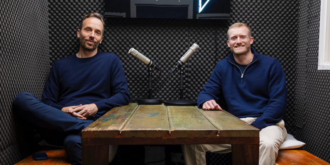 Philipp Westermeyer (l.) begrüßte André Schürrle im OMR-Studio in Hamburg zur Aufnahme.