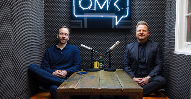 Philipp Westermeyer und Neura-Robotics-Gründer David Reger trafen sich im Dezember zur Aufnahme. Foto: OMR