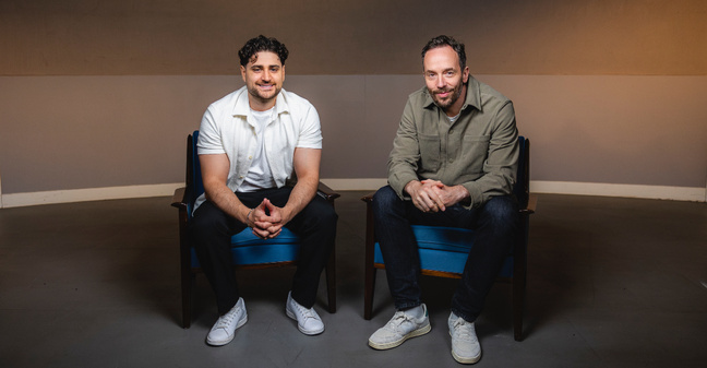 Streamer Elias Nerlich und OMR-Gründer Philipp Westermeyer trafen sich in Berlin zur Aufnahme – kurz vor einer Partie der Icon League. Foto: OMR