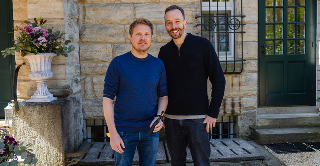 Beim Interview mit OMR-Gründer Philipp Westermeyer (r.) erzählte Stefan Walter, wie Happybrush mit einer schwarzen Zahnbürste ein erster Marketing-Coup gelungen ist. Foto: OMR