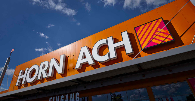 Hornbach-Filiale mit fehlenden Buchstaben im Schriftzug – ungewöhnliche Außenansicht als Teil eines aufmerksamkeitsstarken Employer-Branding-Stunts.