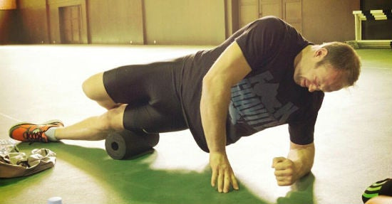 Diskuswerfer Robert Harting beim Verwenden einer Faszienrolle (Foto: Robert Harting/Twitter)