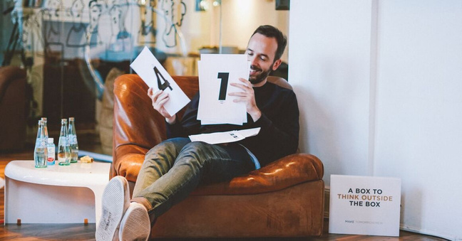 Philipp Westermeyer sortiert seine Abstimmungskarten beim ersten Jurytag von MAKE TOMORROW NEW. Foto: Brian Jakubowski