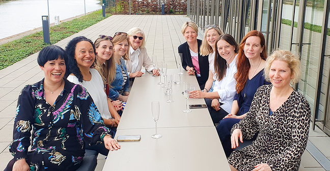 Mitglieder des femaleHRexcellence-Netzwerks sitzen bei einem Treffen im Freien zusammen – ein starkes Beispiel für gelebte Diversity im HR-Bereich.